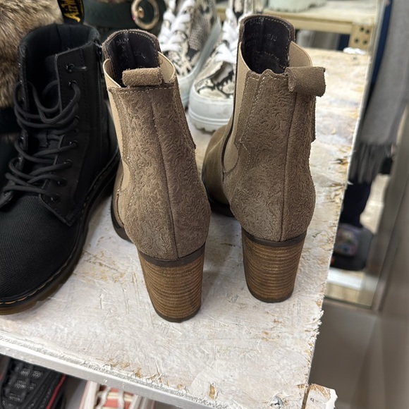 Bos&co,tan,5.5 - Picture 2 of 3